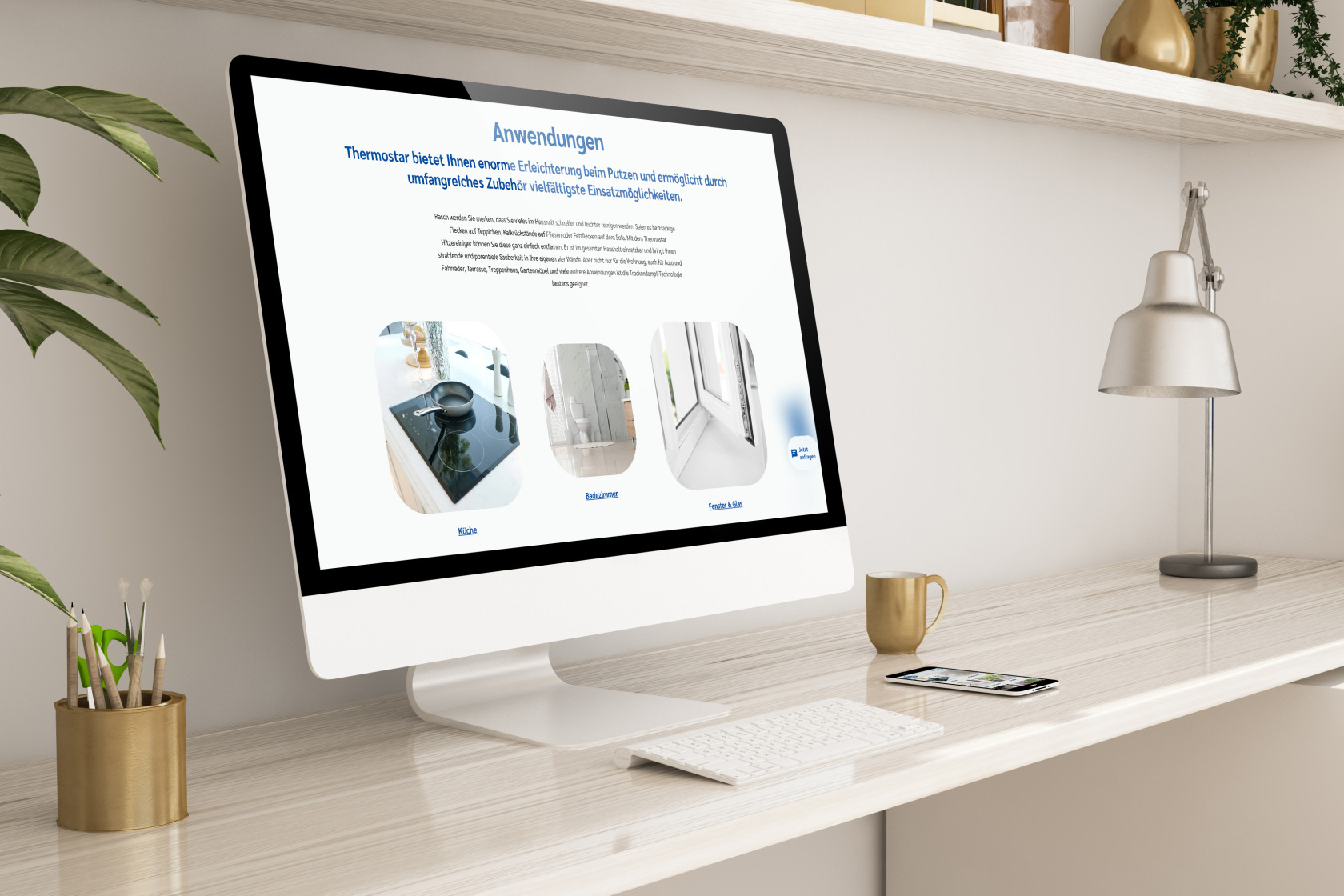 Schreibtisch mit großem Monitor, auf dem ein Ausschnitt der Thermostar Website zu sehen ist