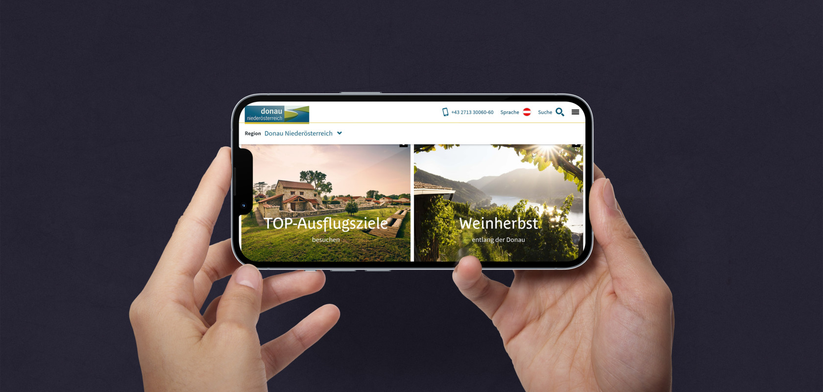 Ein horizontal gehaltenes Smartphone das einen Ausschnitt der Donau Tourismus Website zeigt.
