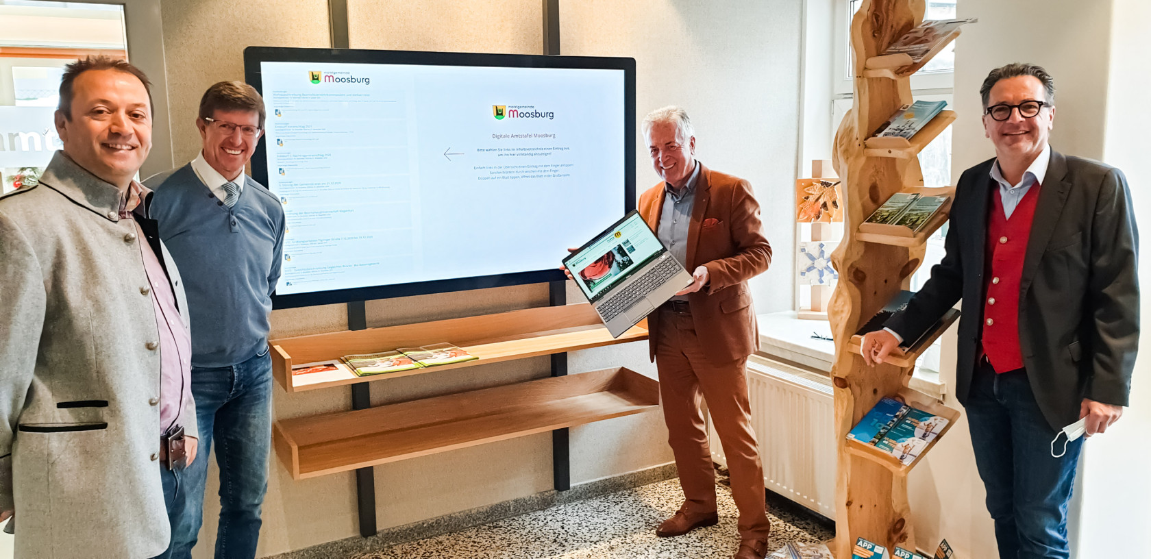 Digitale Amtstafel in der Gemeinde Moosburg mit CEO Lanmedia Andreas Lanner, Walter Fox, Moosburgs Bürgermeister LAbg. Herbert Gaggl und Amtsleiter Norbert Pichler