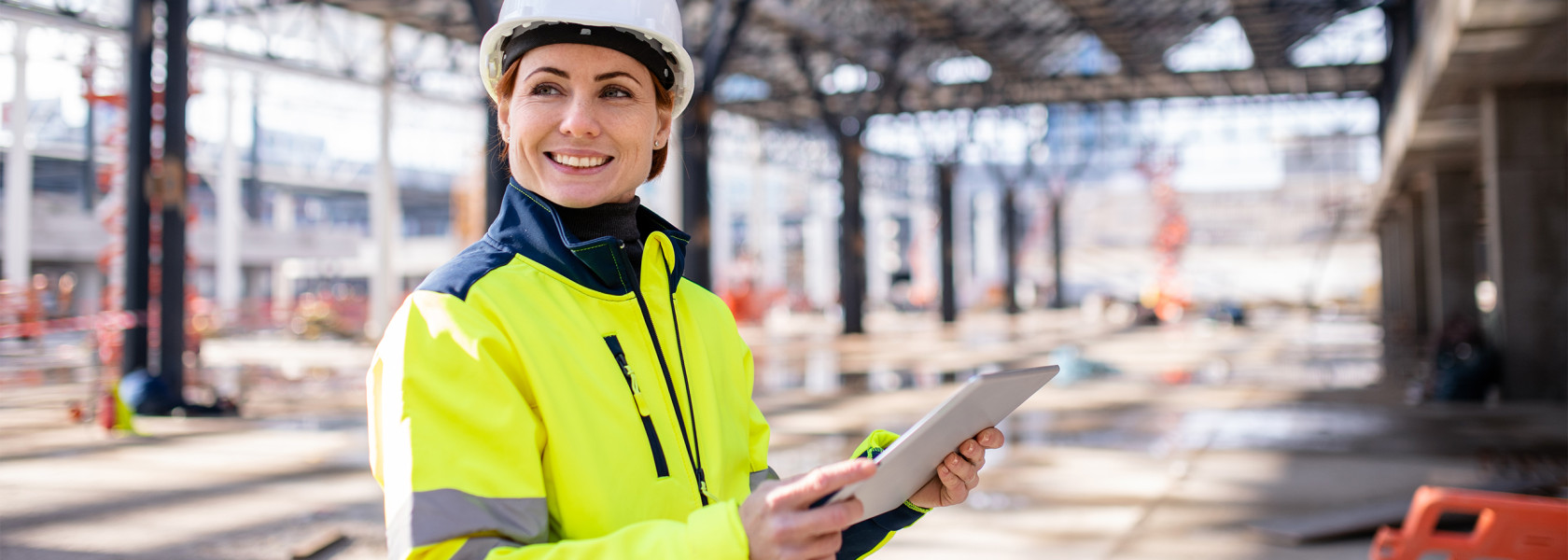 Mitarbeiterin in einem Industriebetrieb