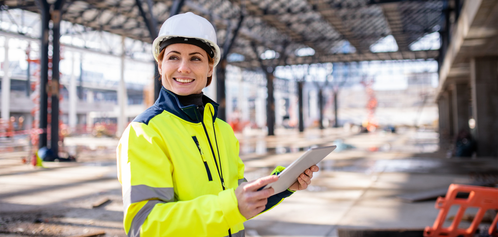 Mitarbeiterin in einem Industriebetrieb