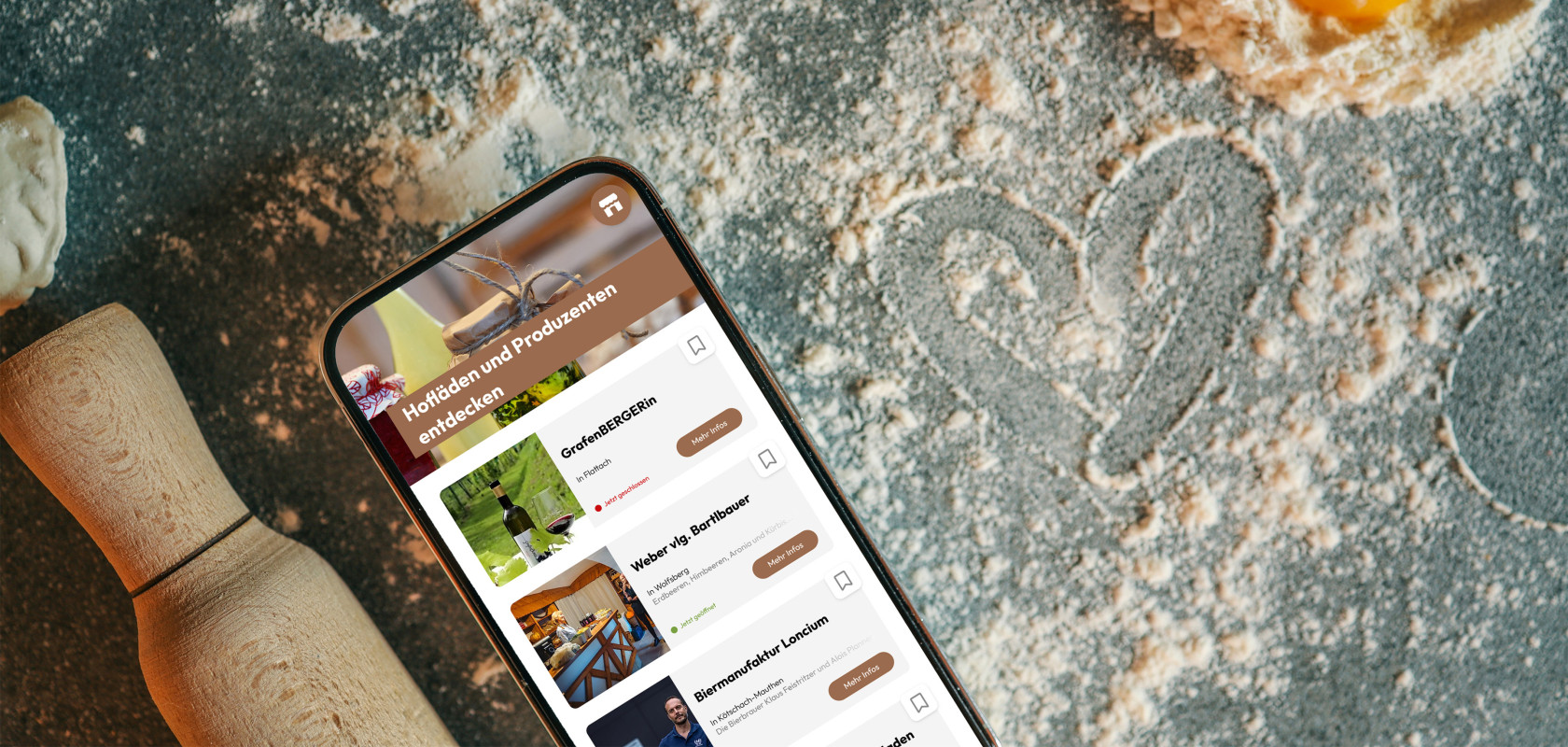Smartphone liegt auf Arbeitsfläche das auf dem Display einen Ausschnitt der Slow-Food-Guide Website zeigt